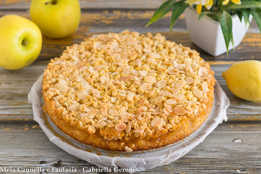 Streuselkuchen mit Äpfeln und Marmelade