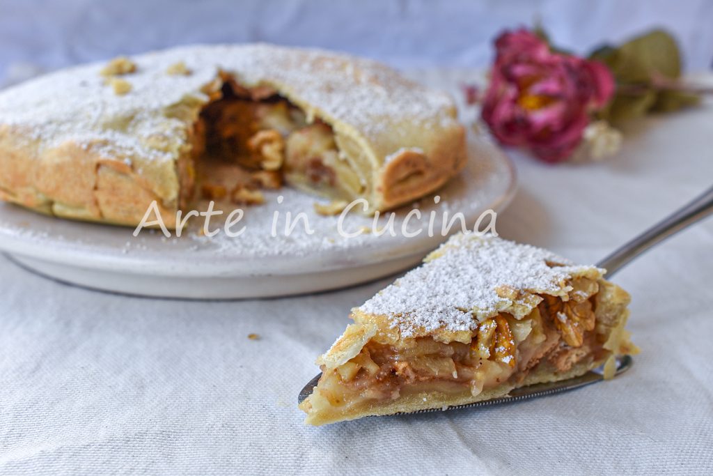 Strudelkuchen mit Äpfeln und Walnüssen