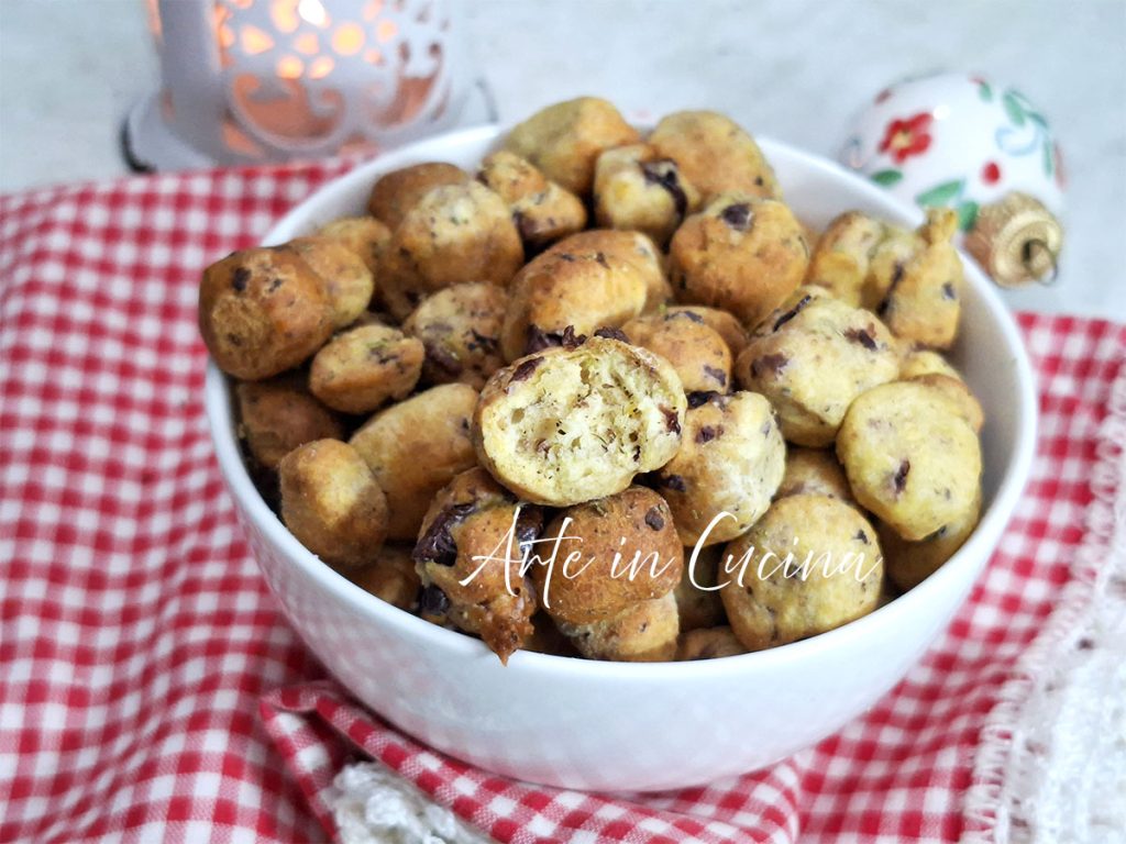 HERZHAFTE STRUFFOLI mit OLIVEN und ROSMARIN