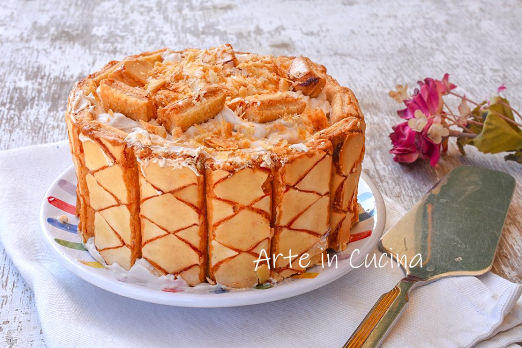 Kalter Millefoglie-Kuchen mit Kaffee