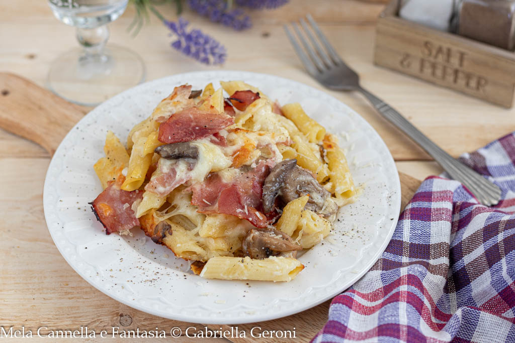 Überbackene Pasta mit gekochtem Schinken, Pilzen und Mozzarella
