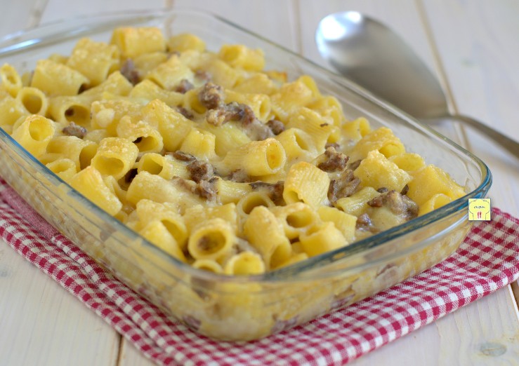 Überbackene Pasta mit Pilzen und Wurst