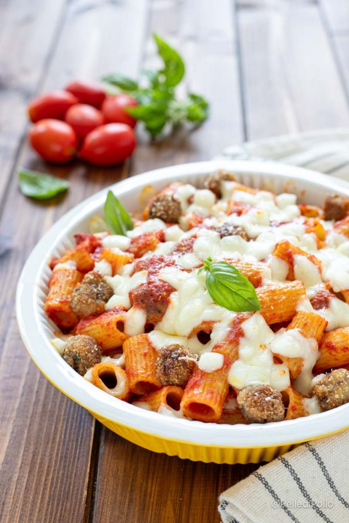 überbackene Pasta mit Fleischbällchensoße