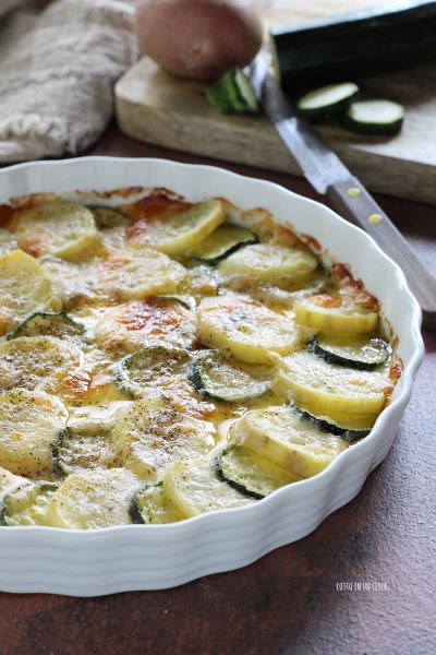 Verteilen Sie geriebenen Käse, Pfeffer und Öl und backen Sie im Ofen bei 180°C für 30 Minuten