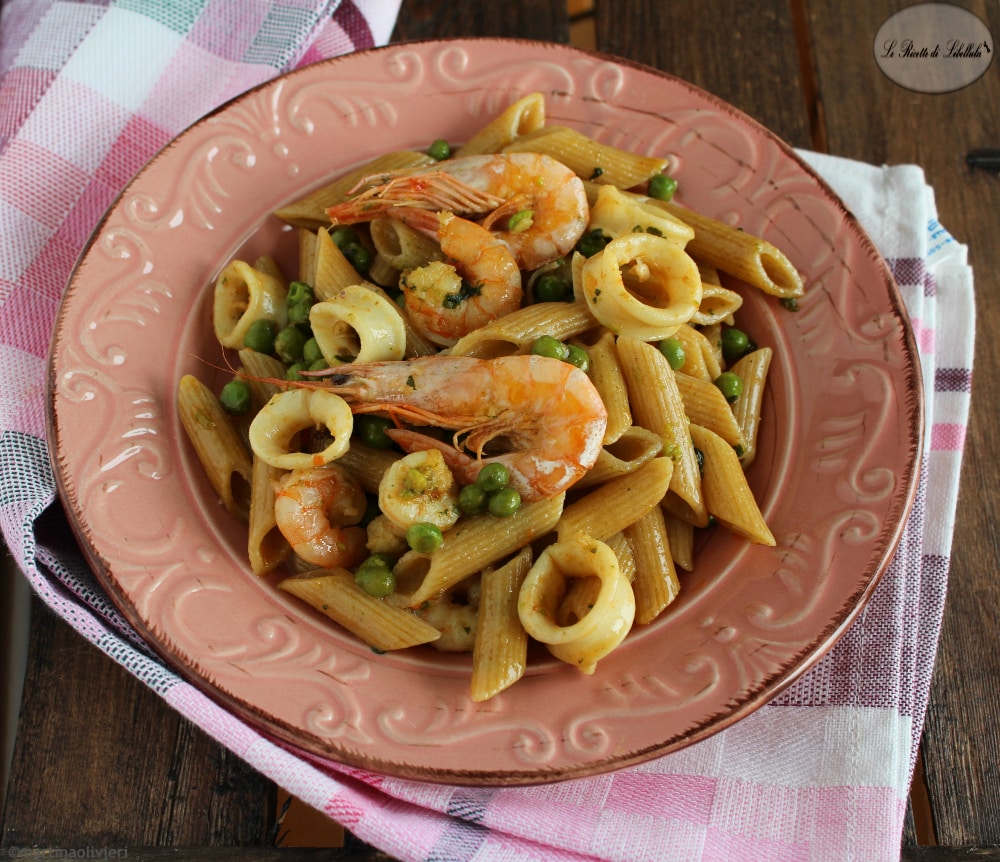 Vollkornpasta mit Garnelen, Tintenfisch und Erbsen