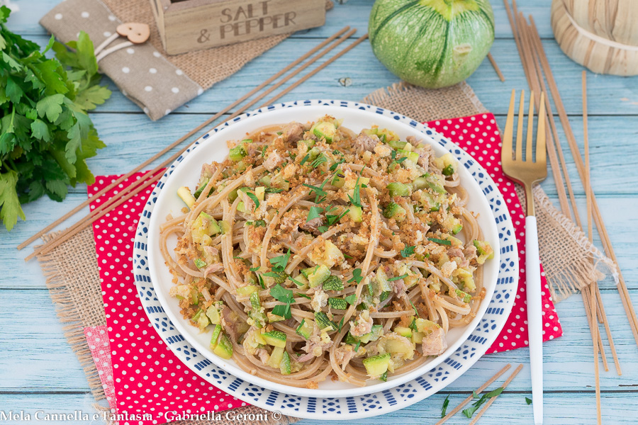 Vollkornspaghetti mit Thunfisch, Zucchini und gerösteten Semmelbröseln