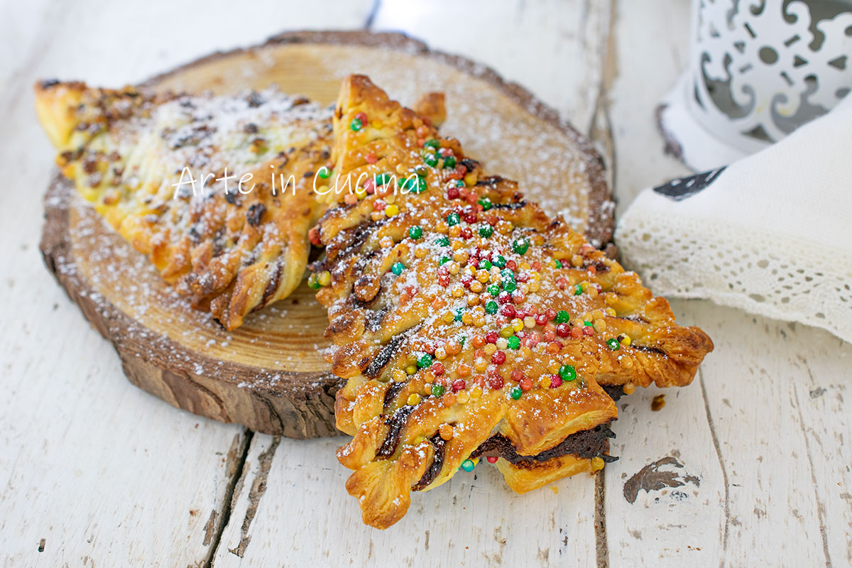 Weihnachtliche Blätterteigbäumchen mit Nutella