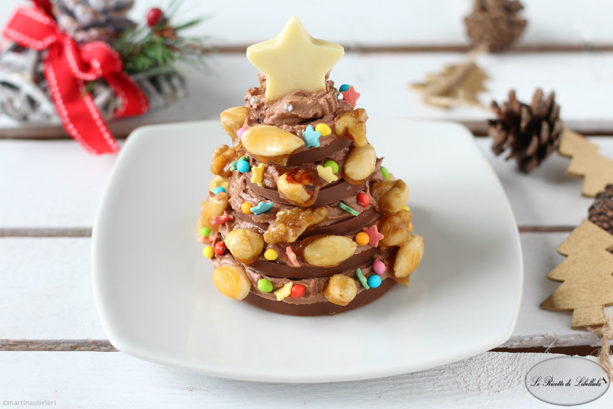 Weihnachtsbaum aus Schokolade mit Trockenfrüchten