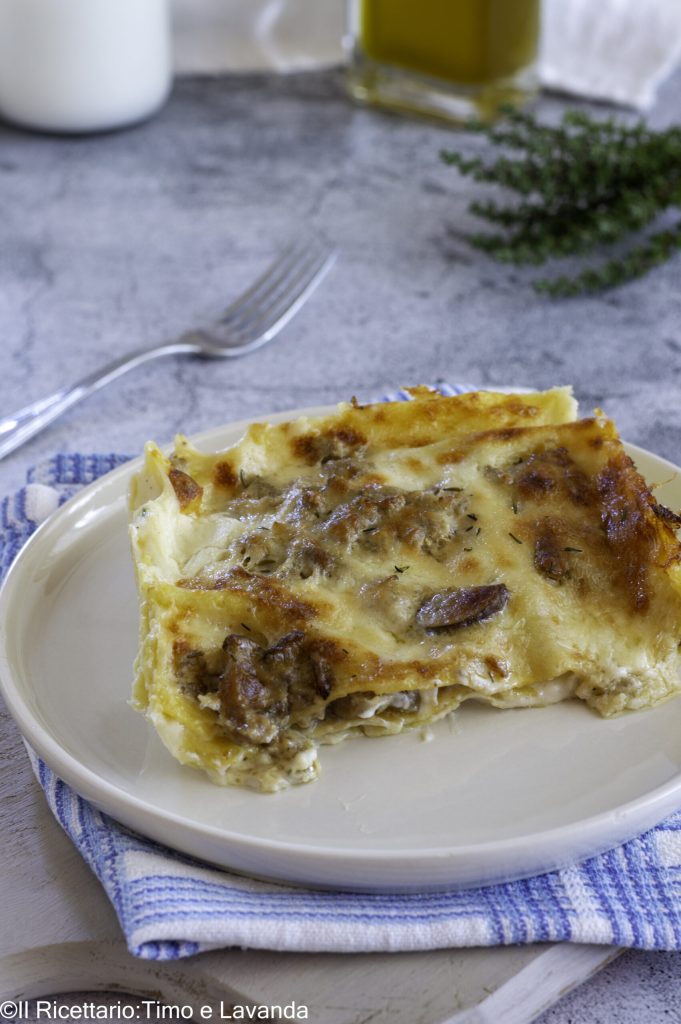 weiße Lasagne mit Pilzen und Wurst