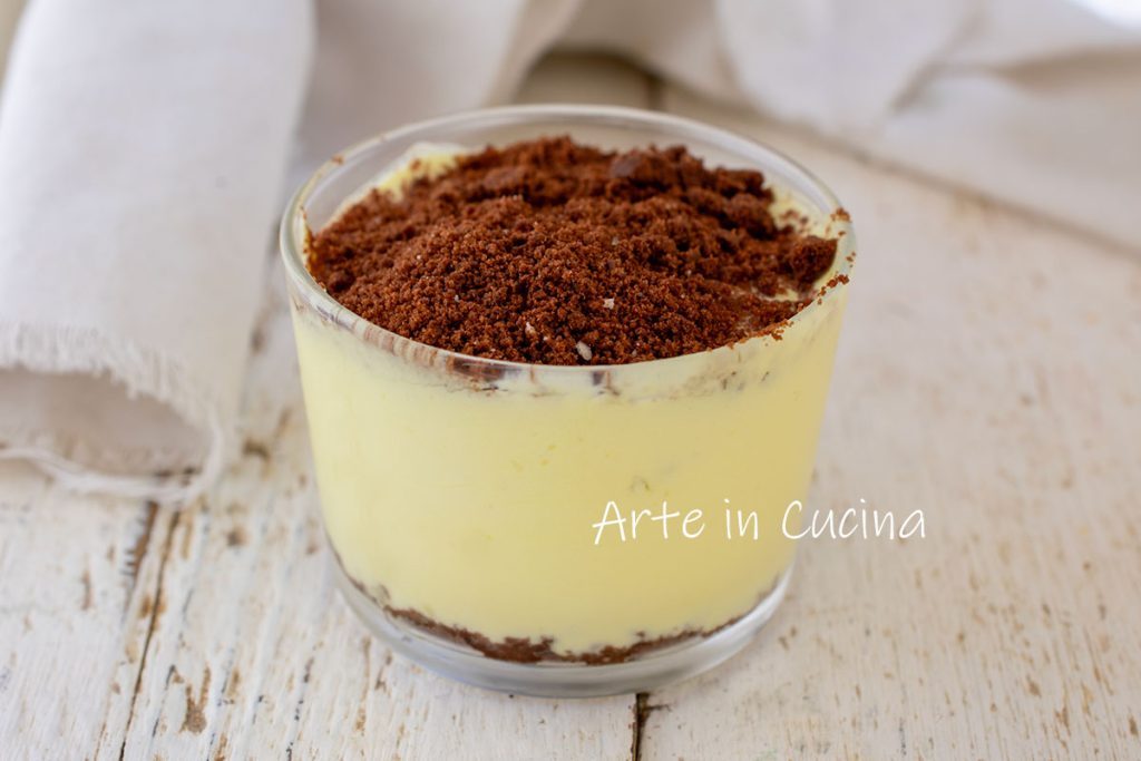 Zerbröckelter Kuchen mit Vanillecreme im Glas