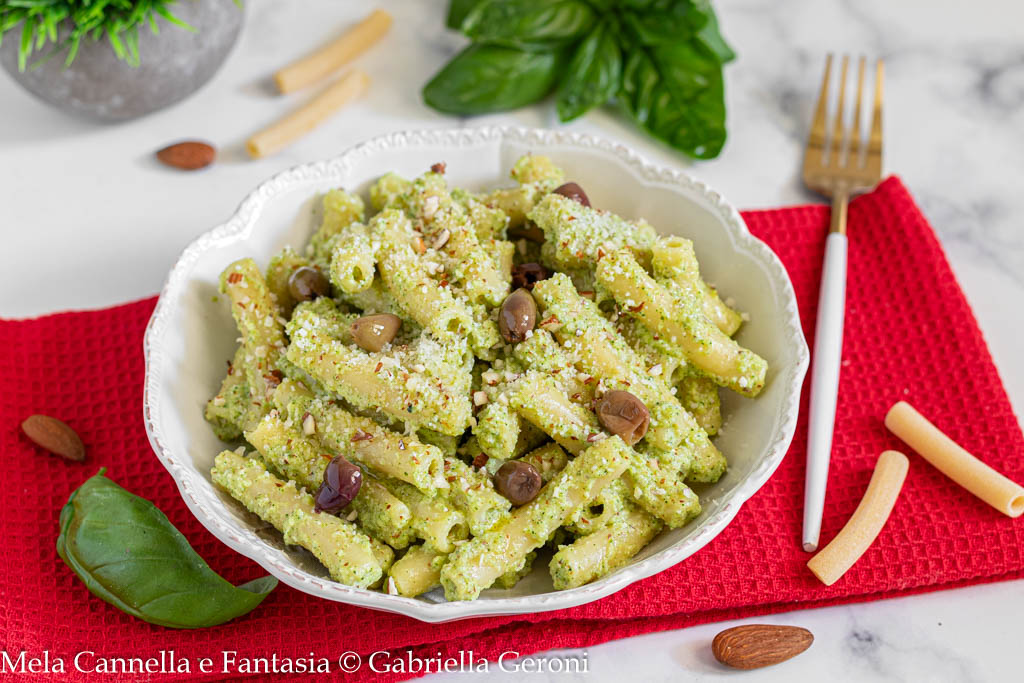 Cremige Ziti mit rohem Zucchini-Pesto