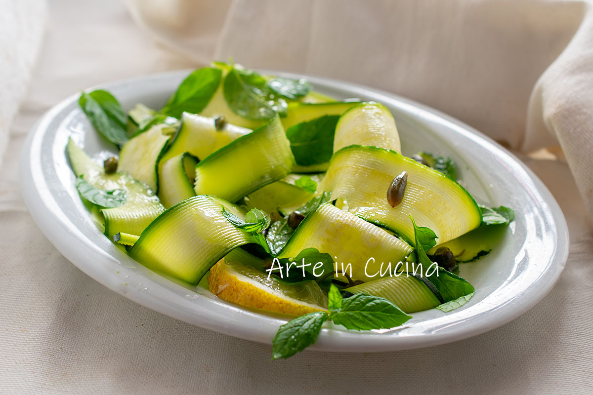ZUCCHINI-SALAT MIT MINZE UND KAPERN