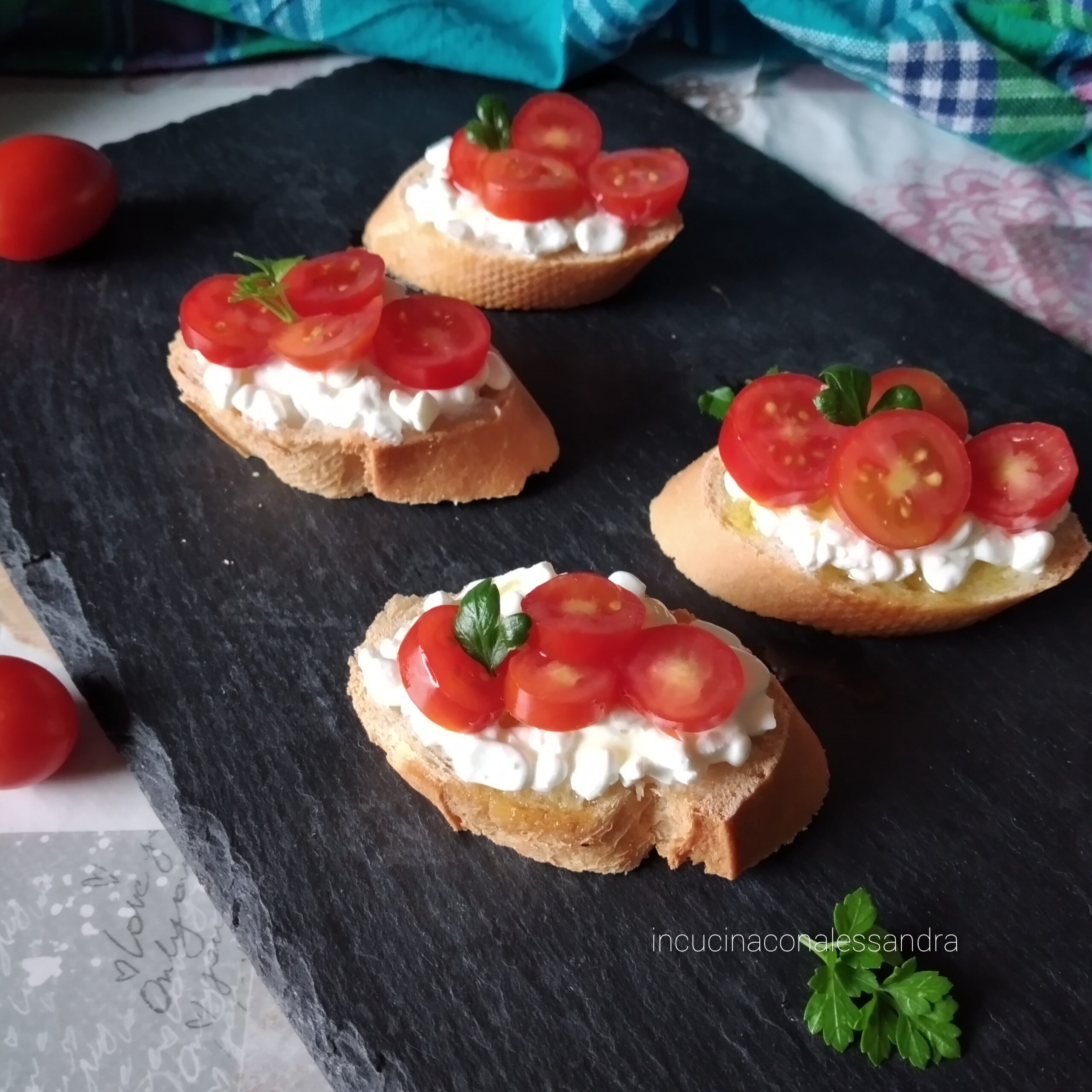 Bruschetta mit Hüttenkäse und Datteltomaten