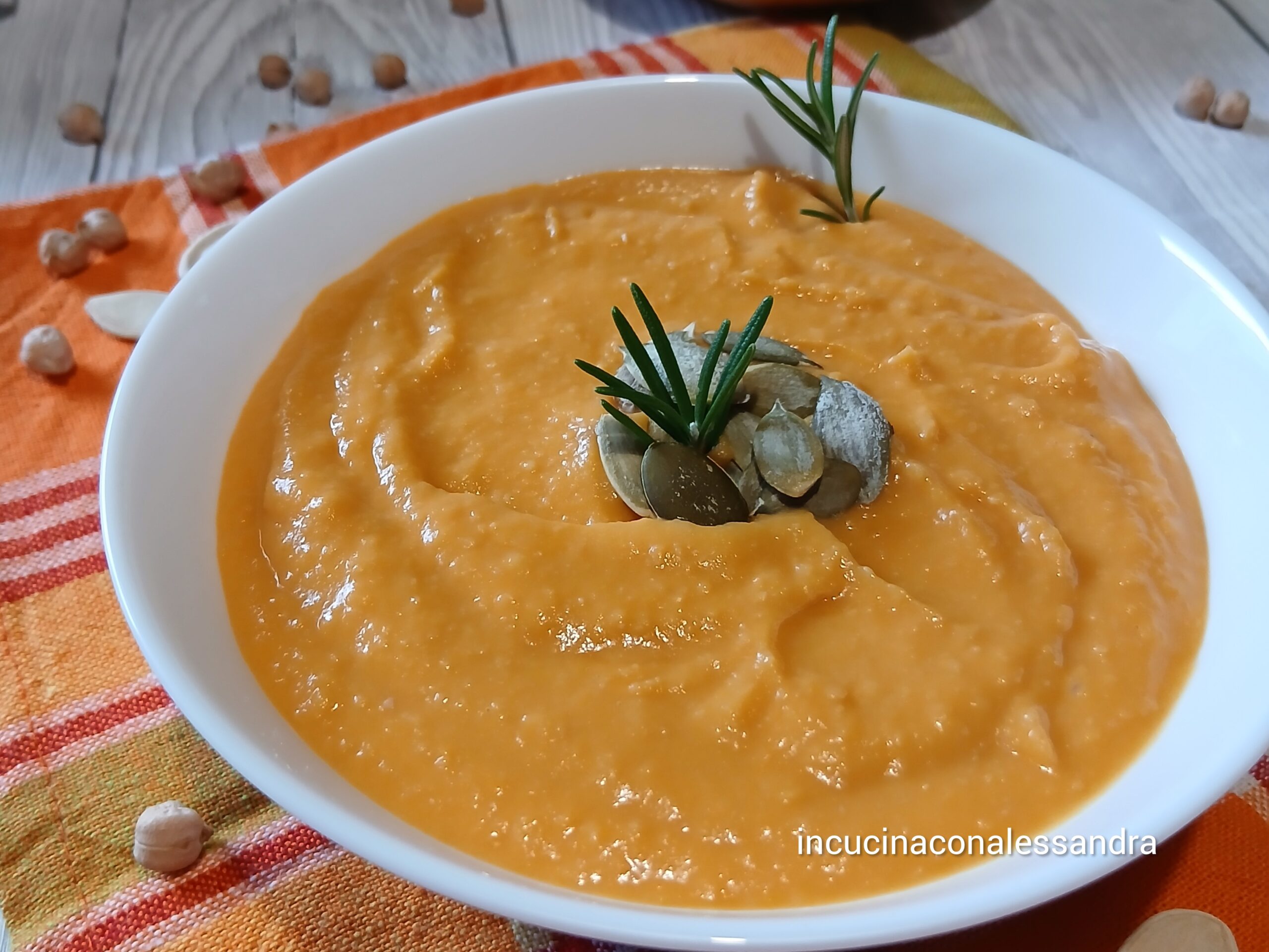 Kichererbsen-Kürbis-Suppe mit Samen