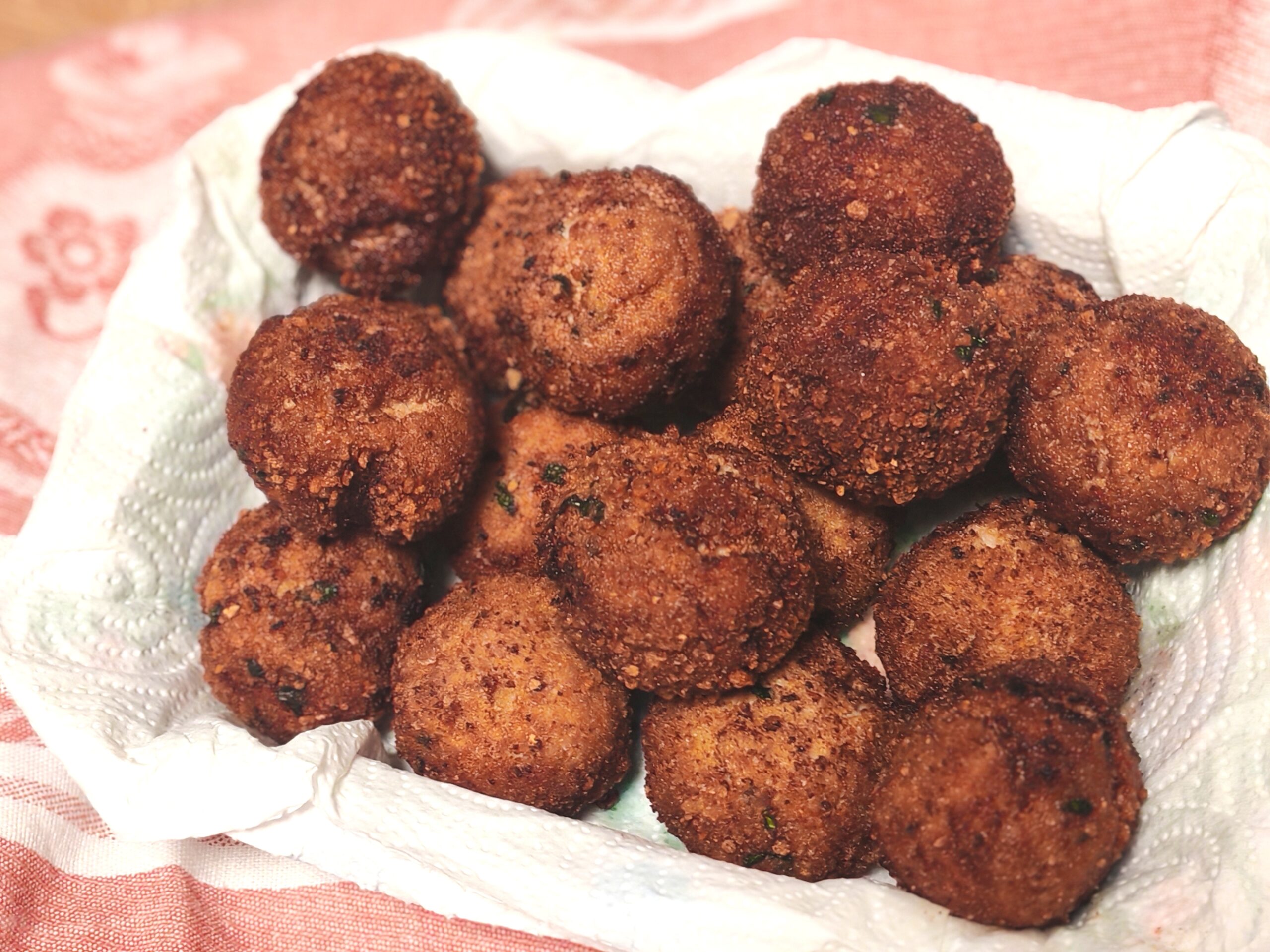 Frittierte Fleischbällchen mit Fleisch und Kartoffeln