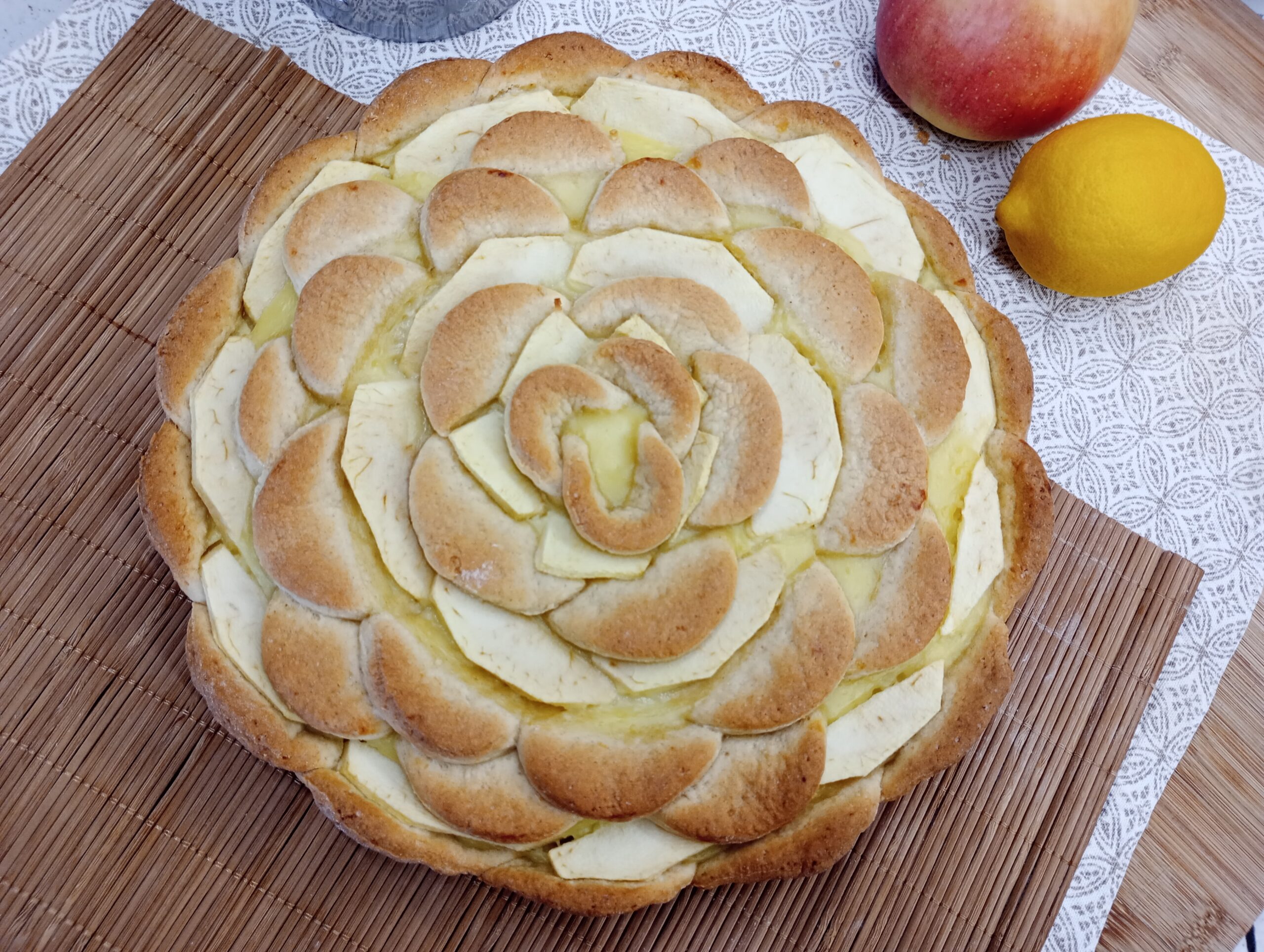 Blumentarte mit Creme und Äpfeln