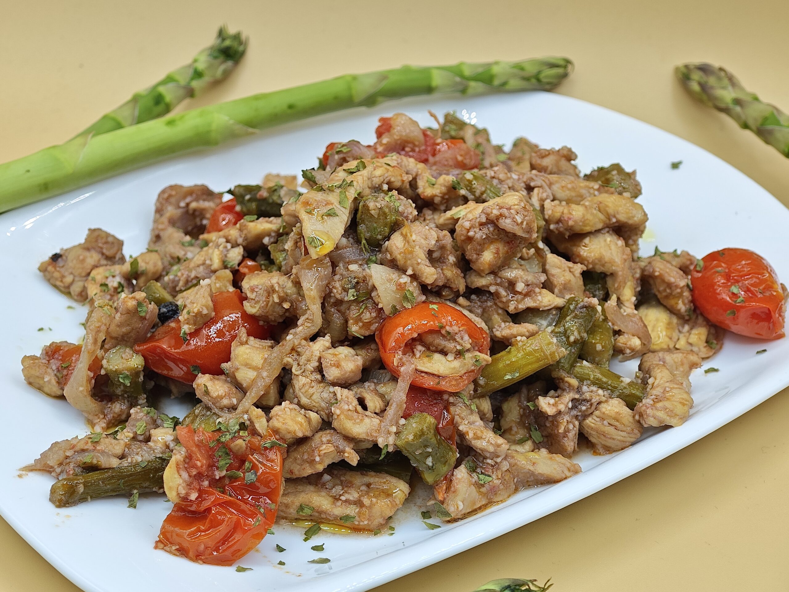 Hähnchen mit Spargel: einfaches, leichtes und schmackhaftes Rezept