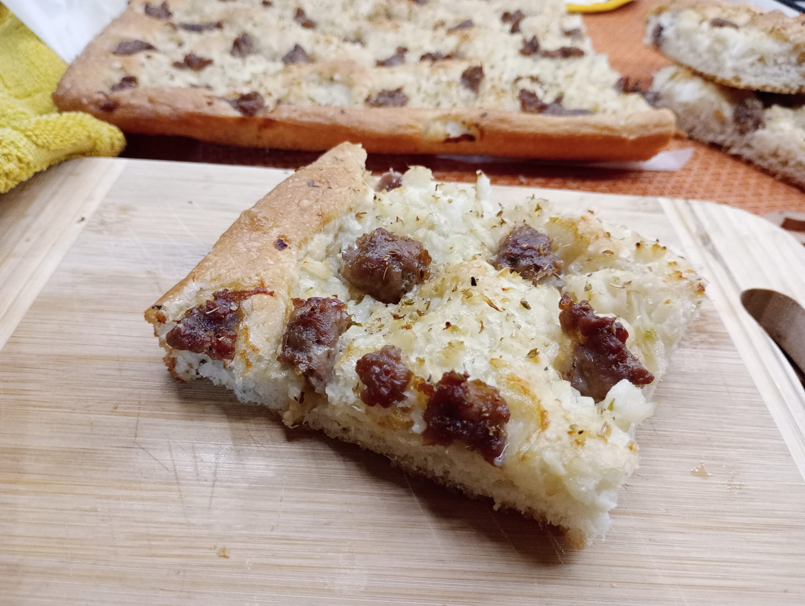 Weiße Pizza mit Blumenkohl und Wurst