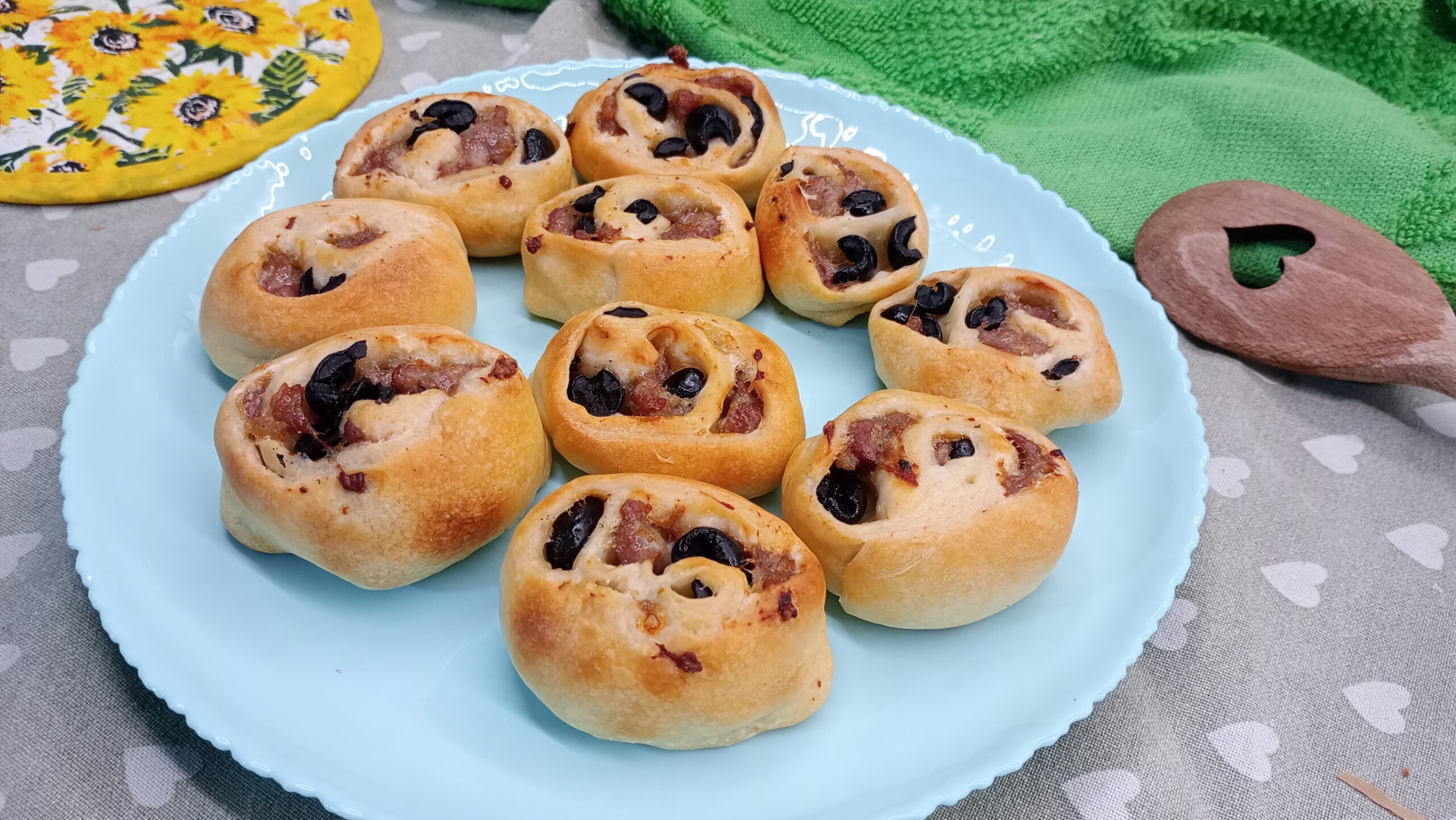 Herzhafte Schnecken mit Wurst und Oliven