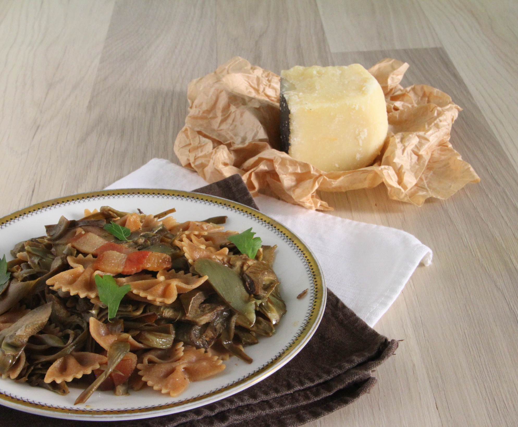 Vollkornfarfalle mit Artischocken und Guanciale