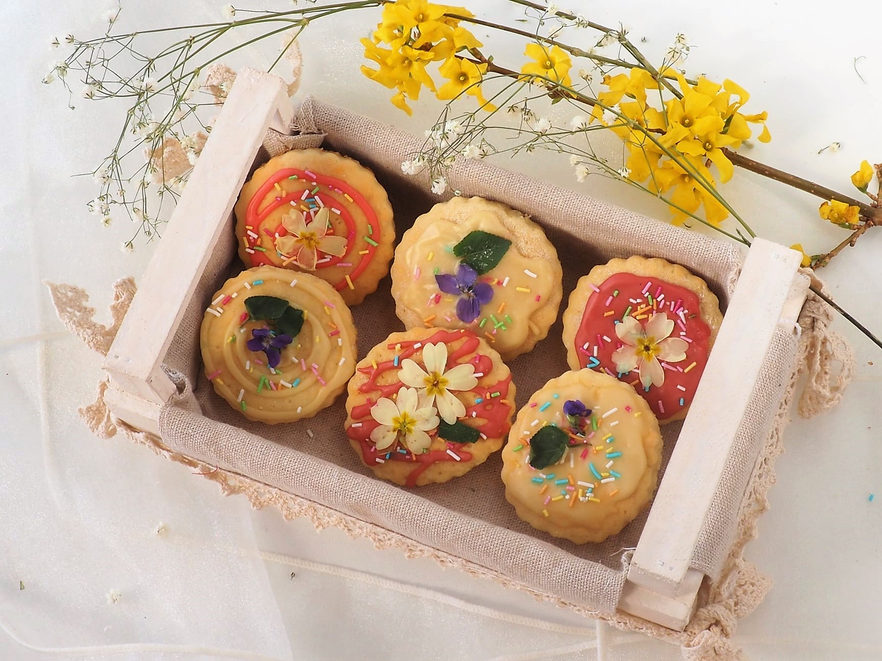 Glasierte Kekse mit essbaren Blumen