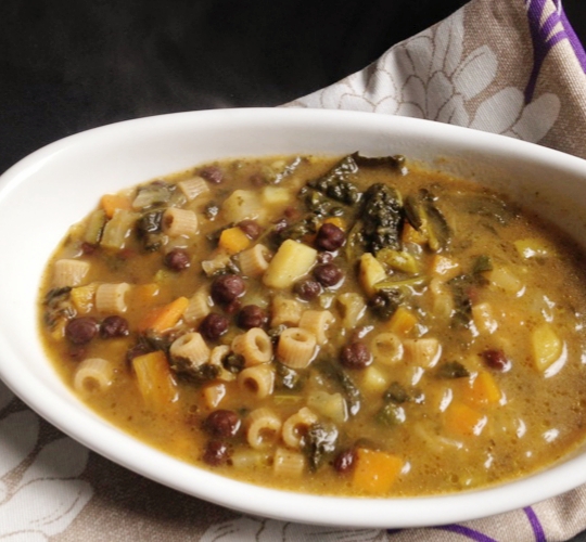 Gemüsesuppe mit schwarzen Kichererbsen