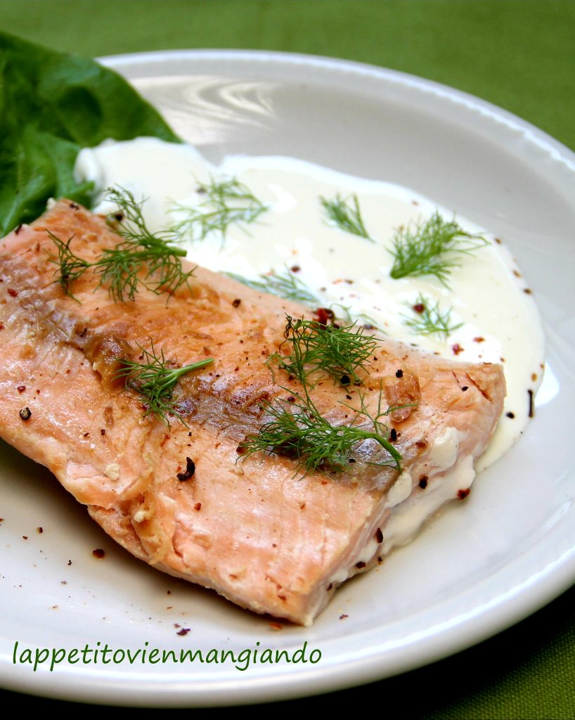 Gebratener Lachs und saure Sahne