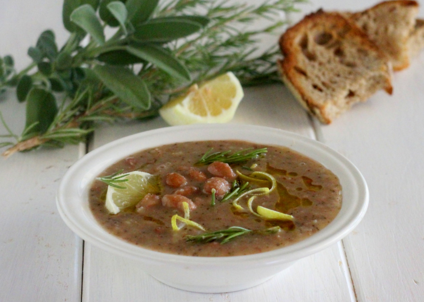Bohnensuppe mit Kartoffeln und Zitrone