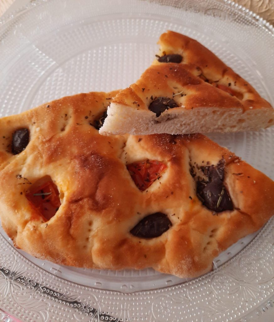 weiche Focaccia mit Tomaten und Oliven
