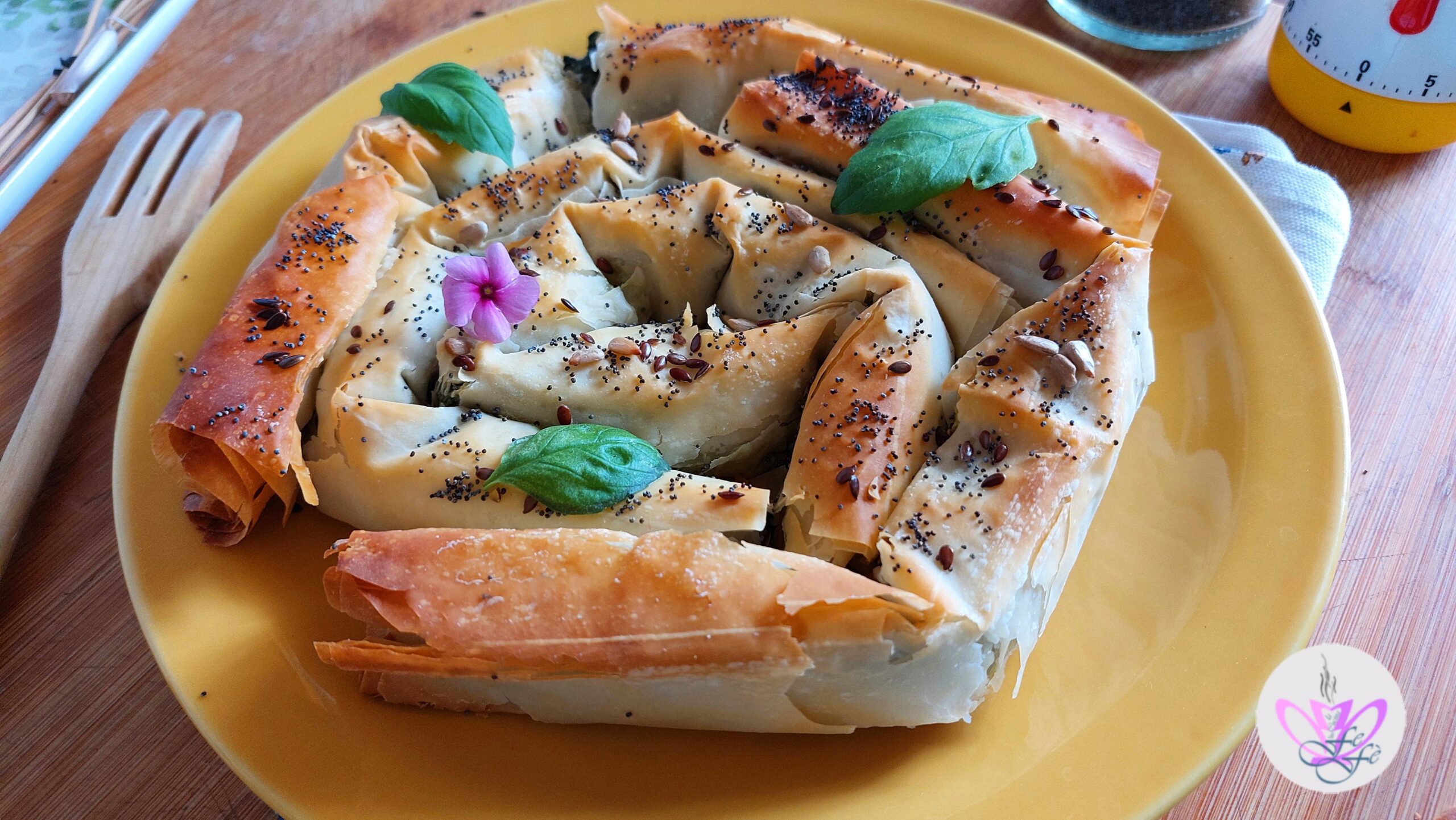 KNUSPRIGE FILLOTEIG-SCHNECKE MIT RICOTTA UND SPINAT