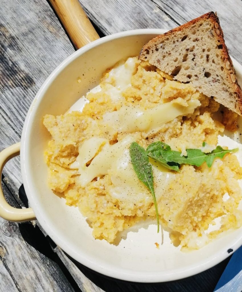 Polenta der Trentiner Berghütten mit Käse