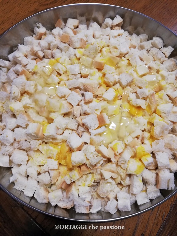 aggiungere al pane tagliato uova acqua e cipolle cotte