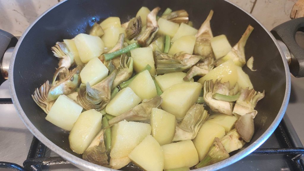 Artischocken und Kartoffeln
