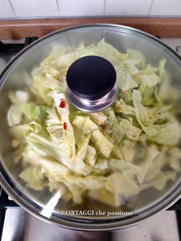geschmorten Wirsing abdecken, um ihn sanft zu kochen