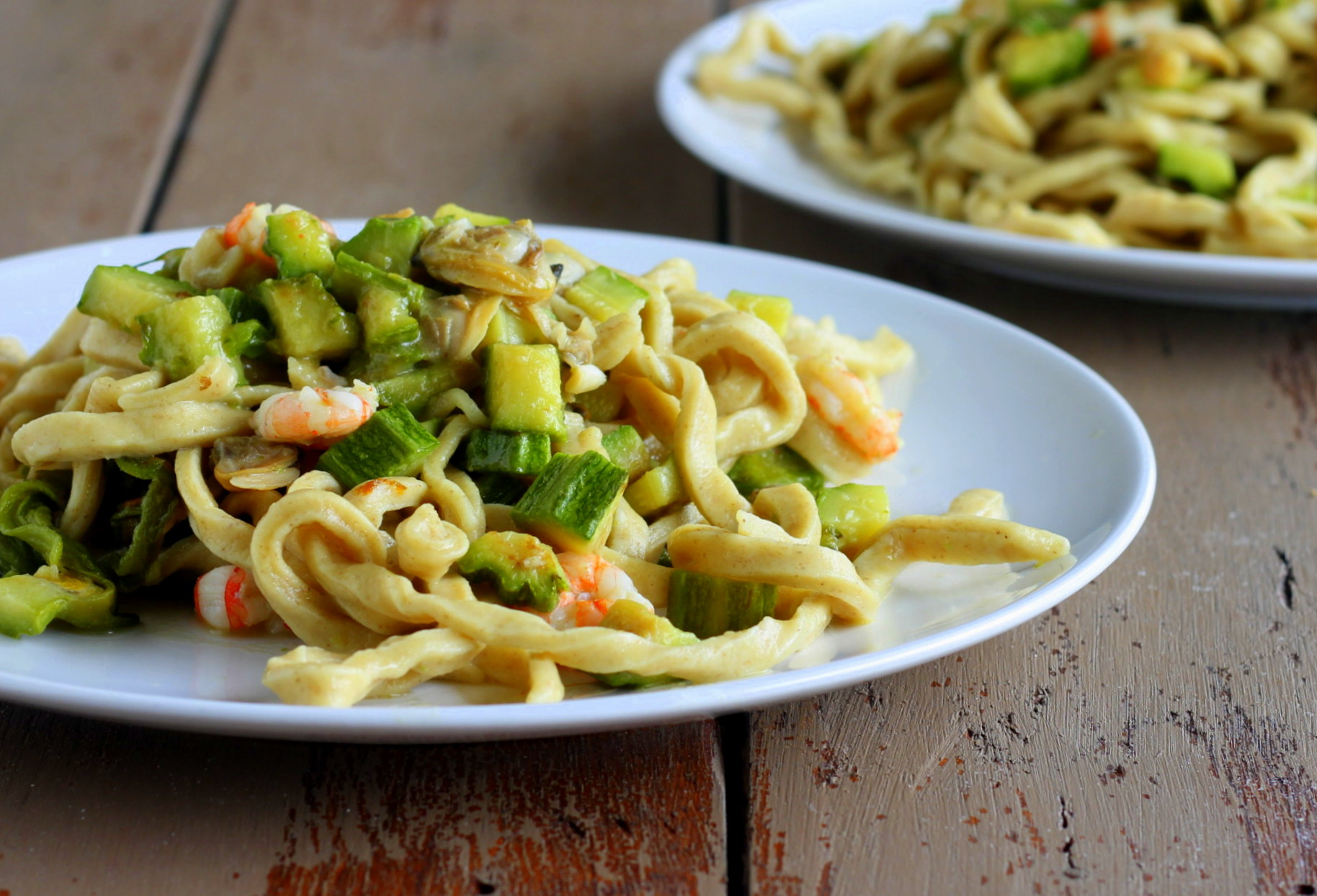 Spaghetti alla chitarra mit Venusmuscheln, Zucchini und Garnelen