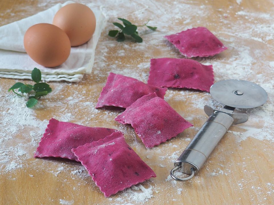 Rote-Bete-Ravioli gefüllt mit Kartoffeln und Speck