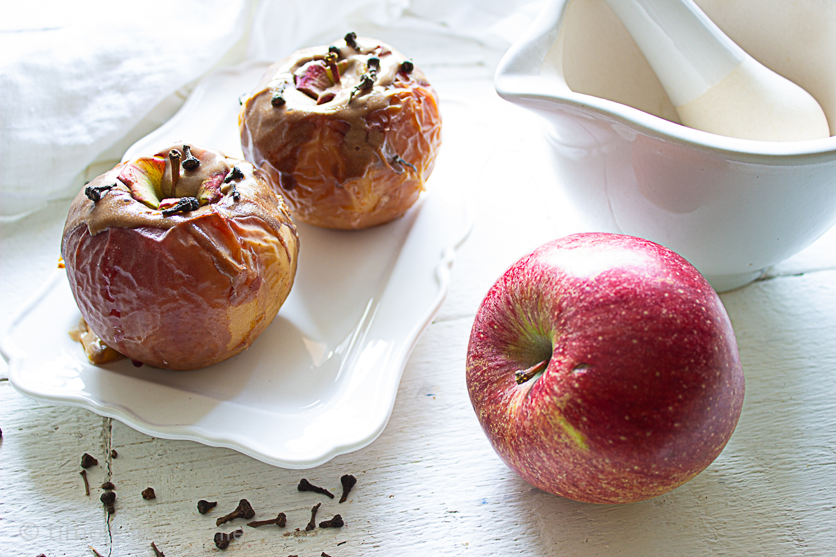 Äpfel mit Sahne und Zimtblüten