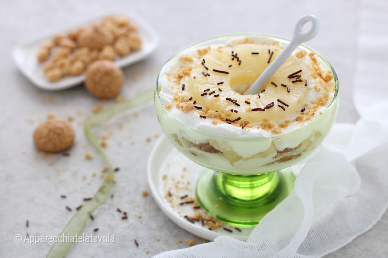 ANANAS-BECHER MIT JOGHURT UND AMARETTI
