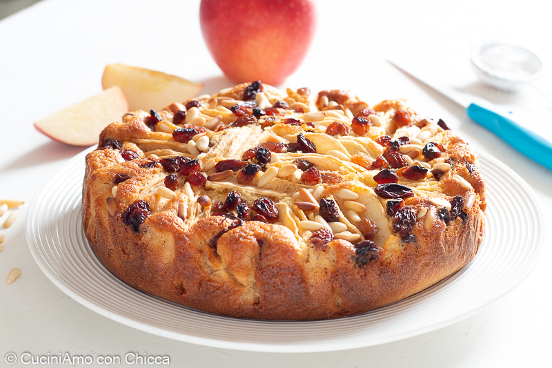 Apfelkuchen mit Rosinen und Pinienkernen