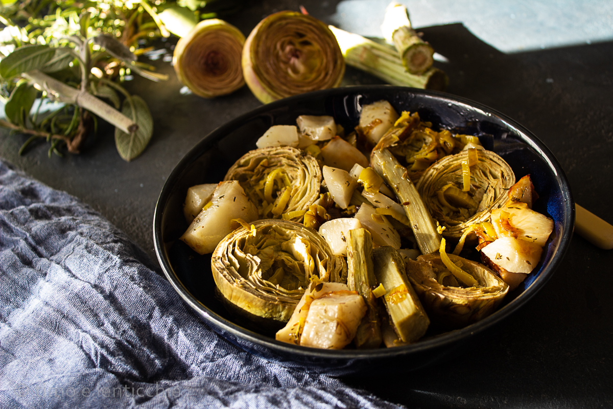 Artischocken, Lauch und Topinambur in der Pfanne