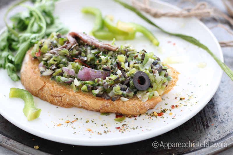 BRUSCHETTEN MIT PAPRIKA UND ANSCHOVIS