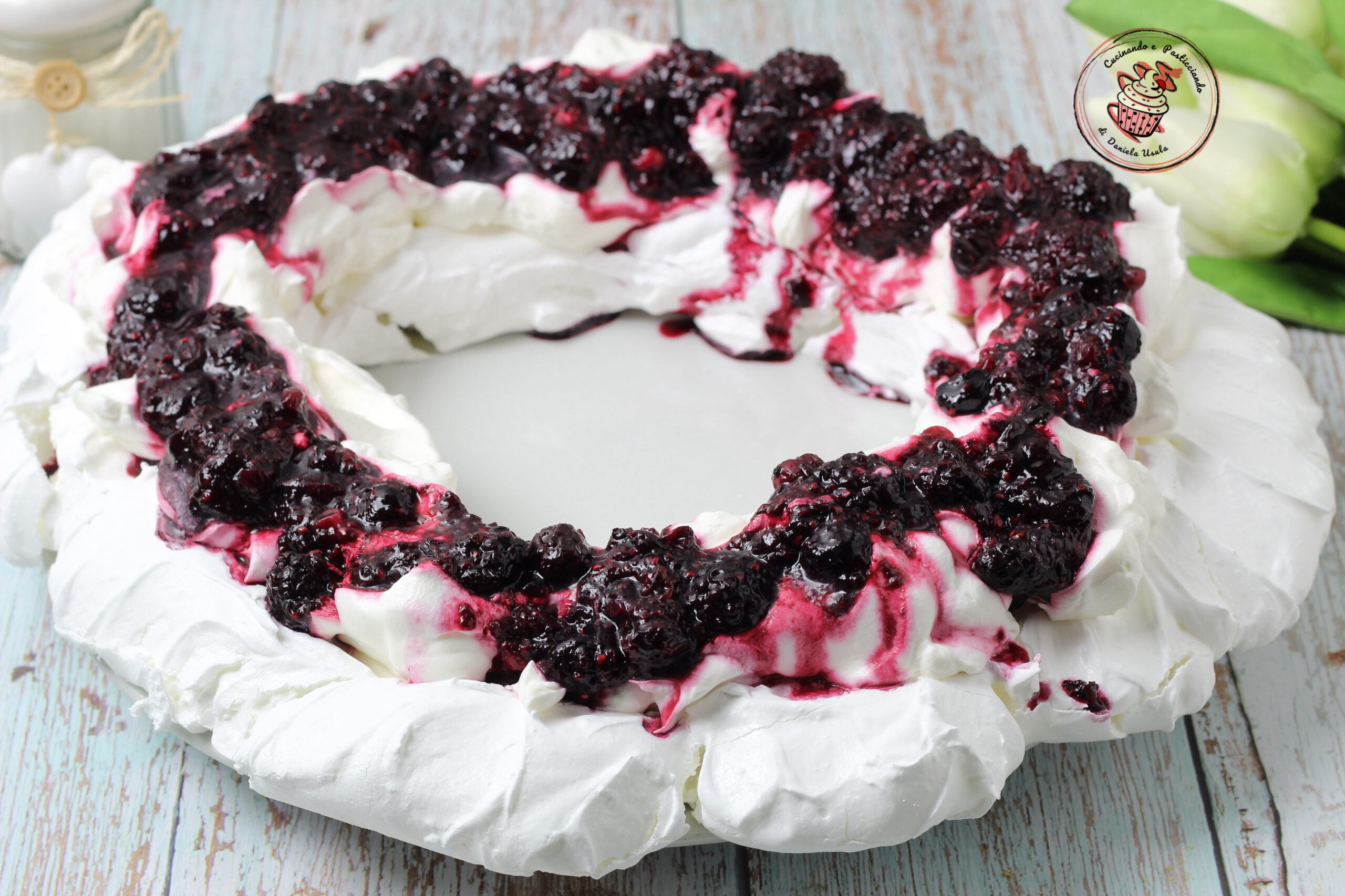 Pavlova mit Waldbeeren