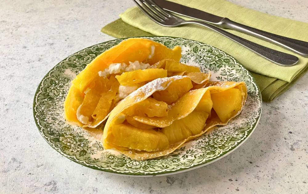 Crêpes mit Limoncello und karamellisierter Ananas