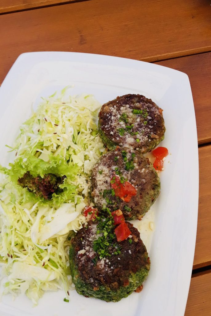 Knödel in der Pfanne mit Käse und Brennnessel