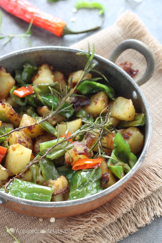 Friggitelli und Kartoffeln in der Pfanne