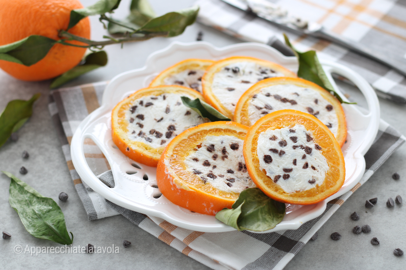 GEFÜLLTE ORANGEN MIT RICOTTA UND SCHOKOLADENSTÜCKCHEN