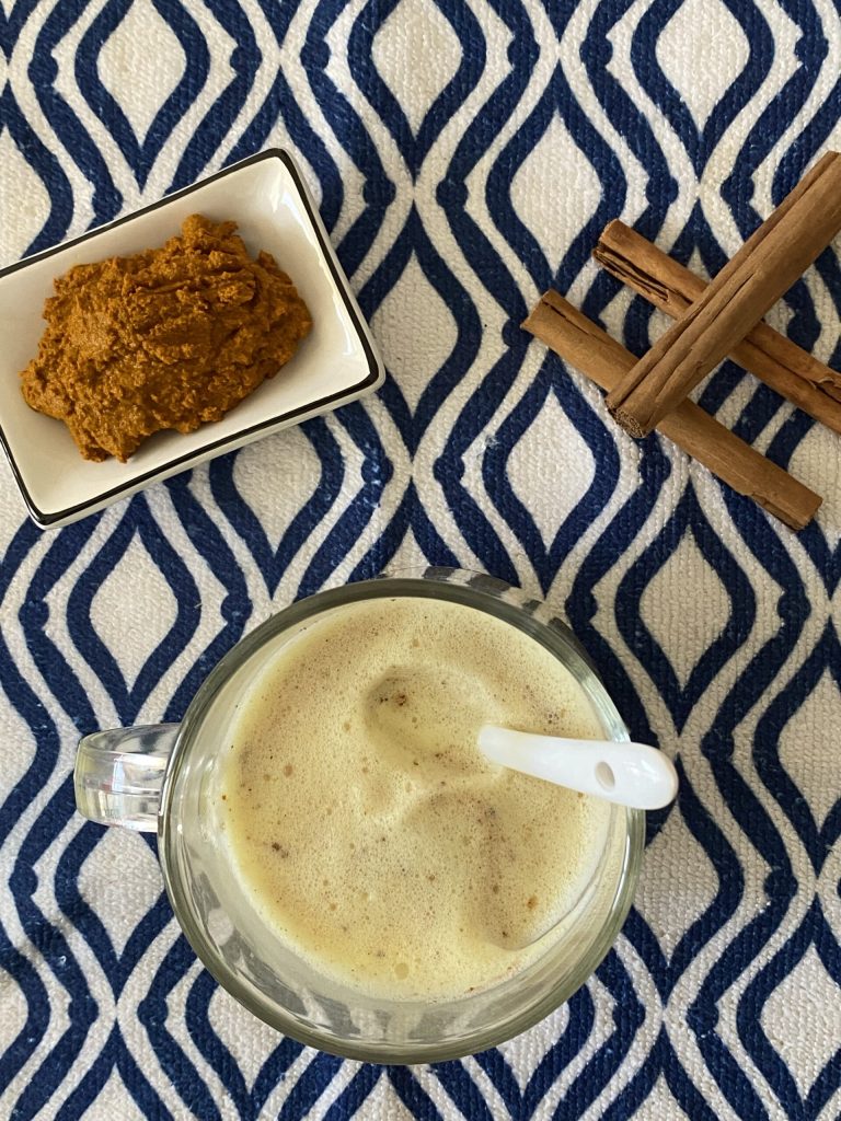 Zubereitung des Golden Milk oder Goldene Milch das originale Rezept