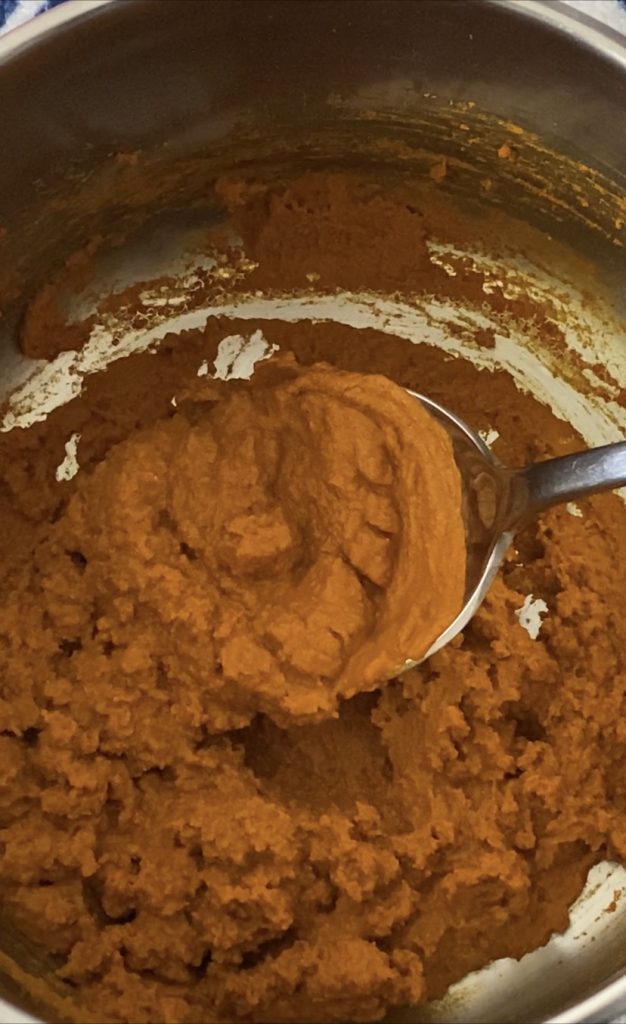 Zubereitung des Golden Milk oder Goldene Milch das originale Rezept