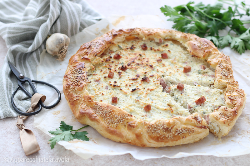 herzhafter Kuchen mit Ricotta, Schinken und Käse