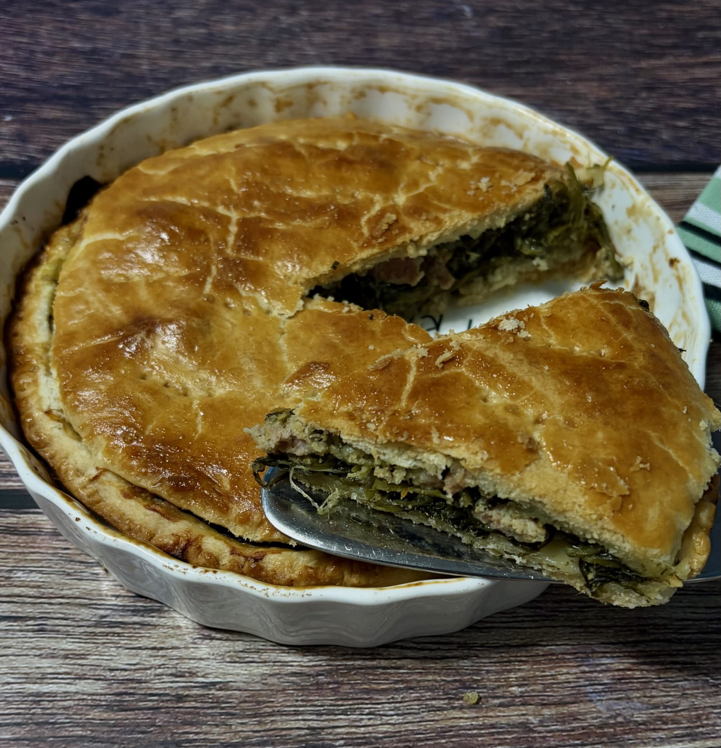 Rustikaler Kuchen mit Chicorée und Wurst mit Eibrisé